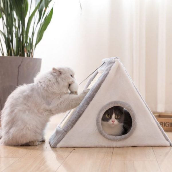 El Gimnasio para Gatos Piramidal Gris es un accesorio esencial para el bienestar de tu felino. Fabricado con materiales de alta calidad, este rascador está diseñado para fijarse fácilmente a cualquier pared, proporcionando a tu gato un lugar seguro y apropiado para afilar sus garras.